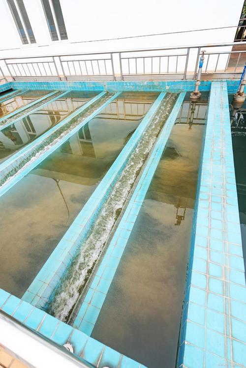 工业废水处理车间沉淀池实景图