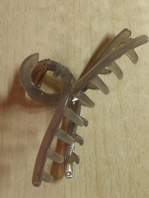 不同材质失效断裂的工业弹簧夹对比实物图