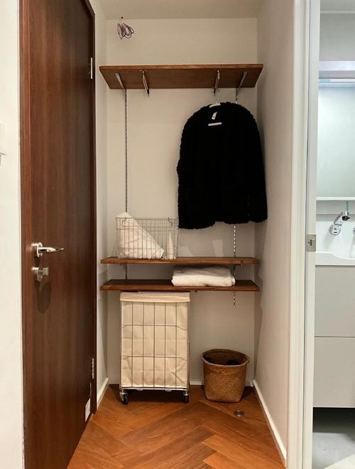 家装定制衣柜角落放置净味剂实景图