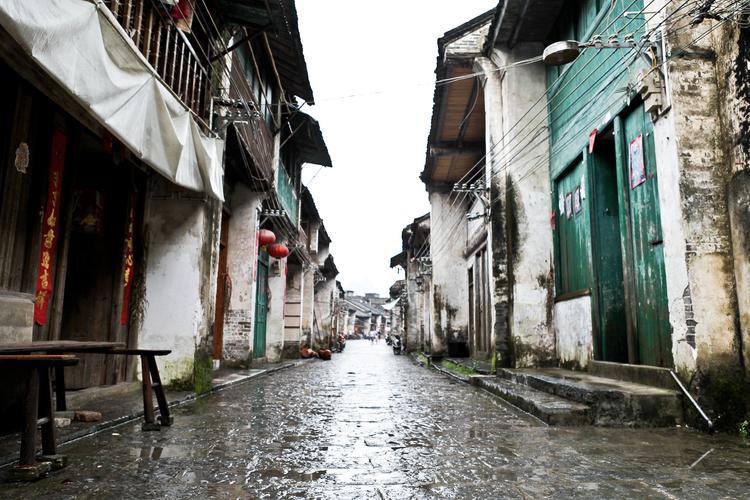 阳朔兴坪古镇雨天青石板老街街景
