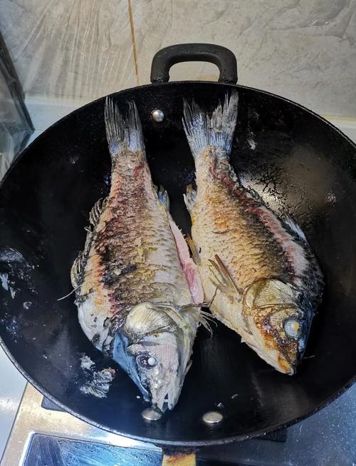 刚出锅的南漳猪油饼配野生鲫鱼汤