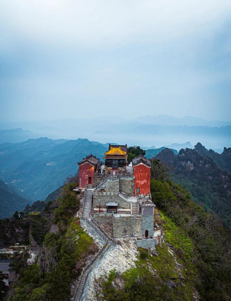 湖北武当山金顶晨雾缠绕山峰