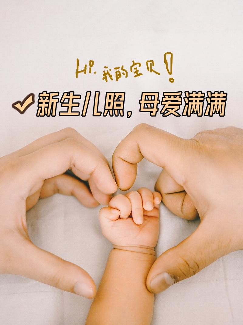 母亲在用手机拍摄宝宝画作建档