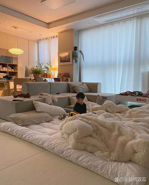 孩子蹲在客厅地毯扯毛线团实拍