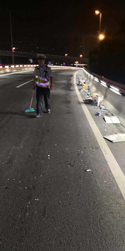 长沙解放西路凌晨环卫工扫散落空酒瓶场景