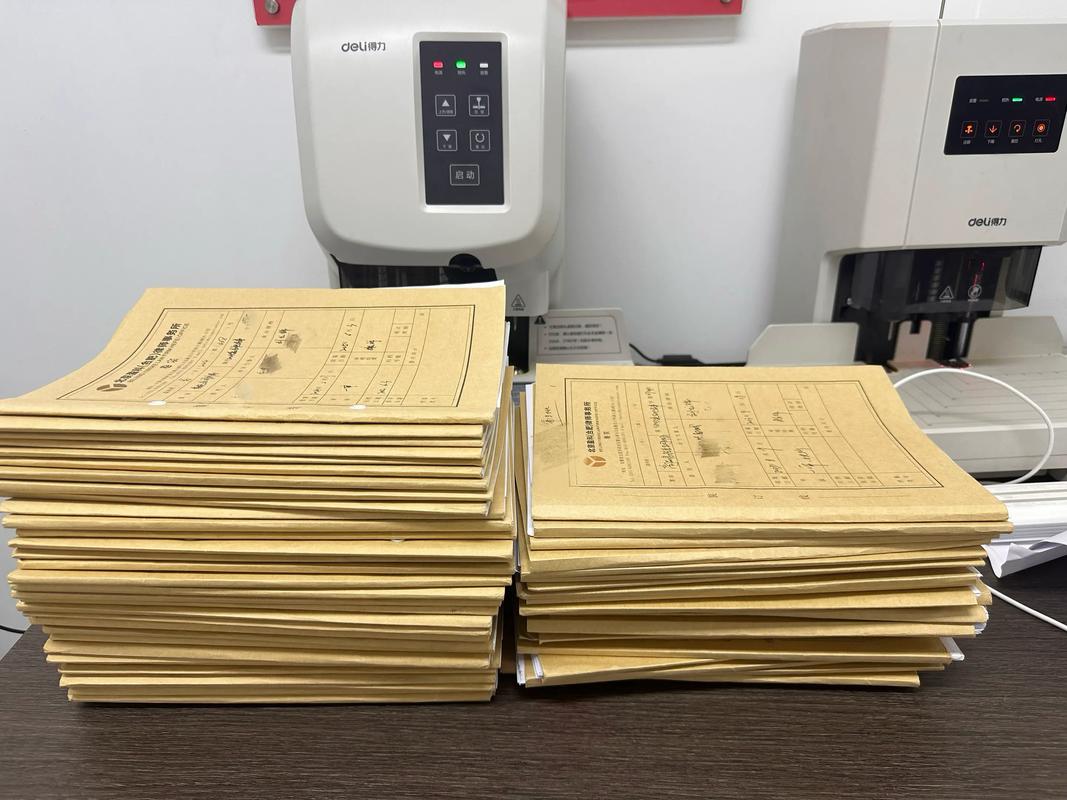 律师在办公室查阅房产纠纷卷宗材料