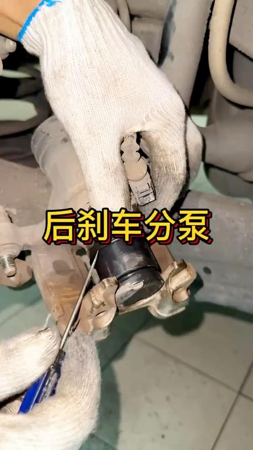 车主徒手推车检查刹车分泵卡滞
