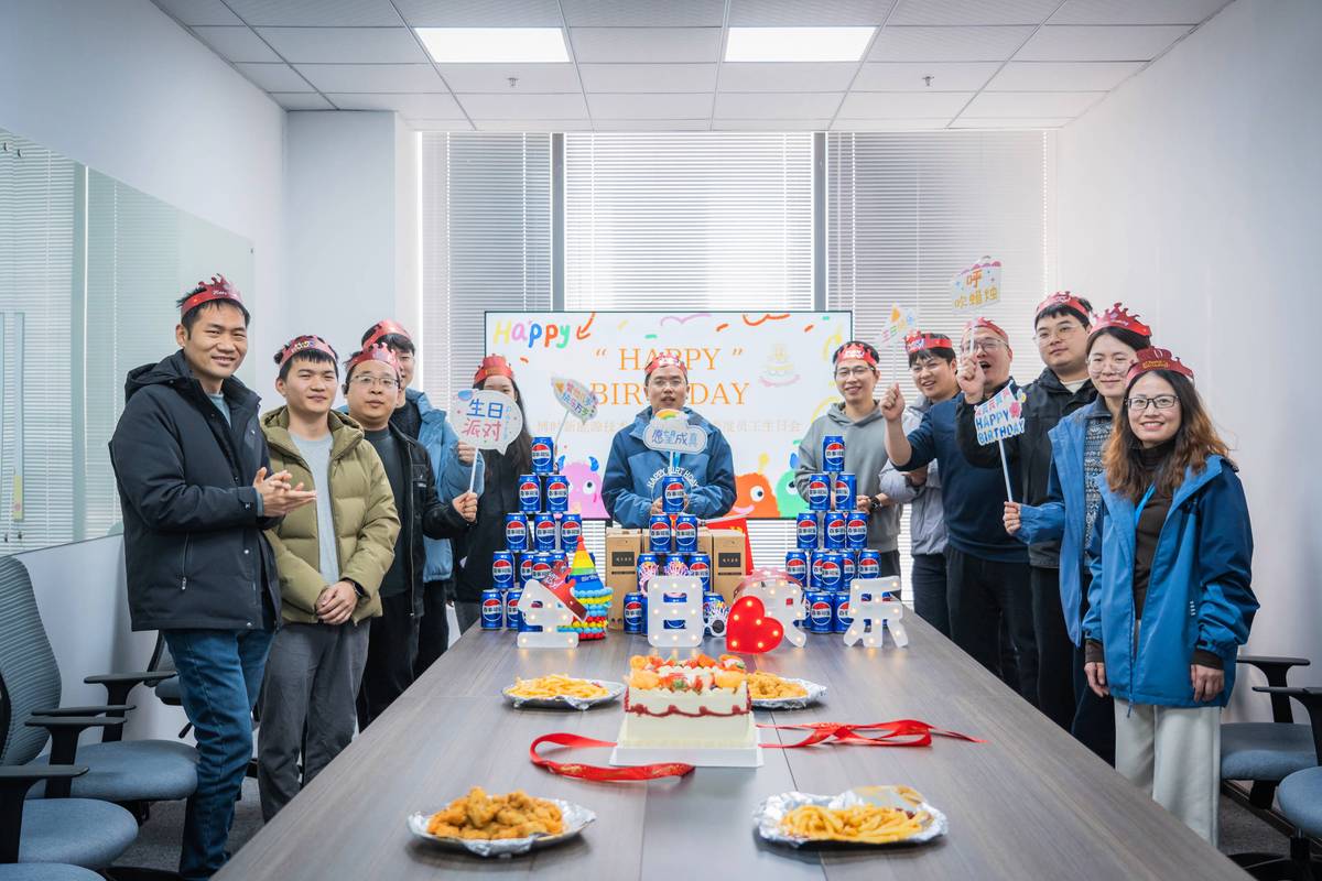 工厂员工生日特权日庆祝场景