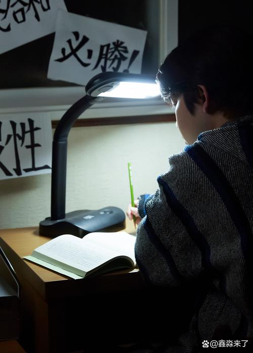 少年坐在昏暗灯光下堆满书本的书桌前发呆，一脸迷茫