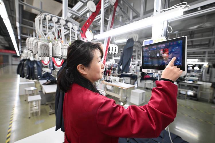 智能制造车间年轻员工工位上的手工金属小装饰