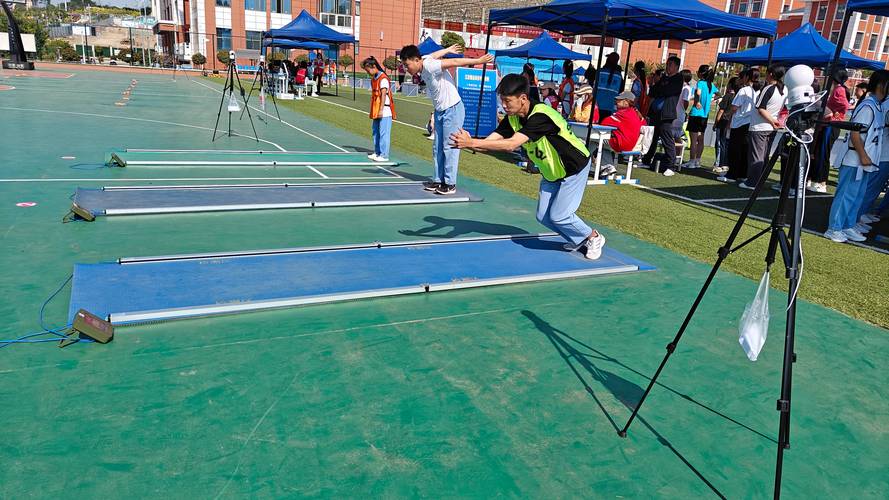 中学生体测耐力跑岔气现场实拍