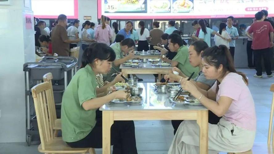 工业园区食堂工人聊天带娃场景图