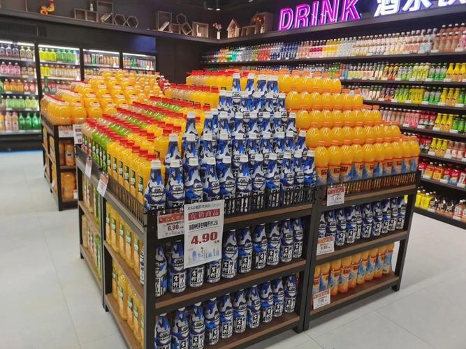 零售门店进门临期商品引流堆头实拍图