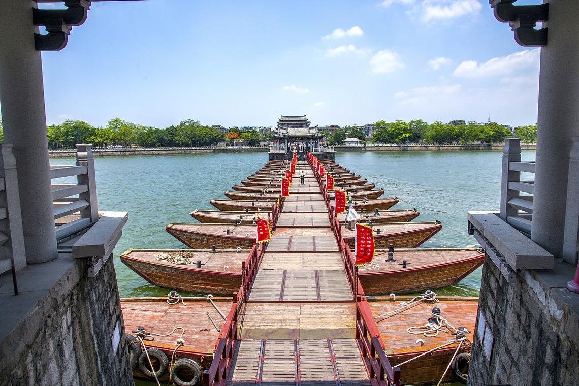 潮州广济桥启桥浮船移动场景