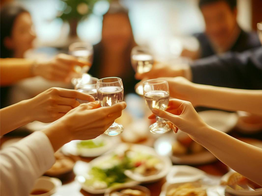 中式餐桌敬酒礼仪手势实拍图