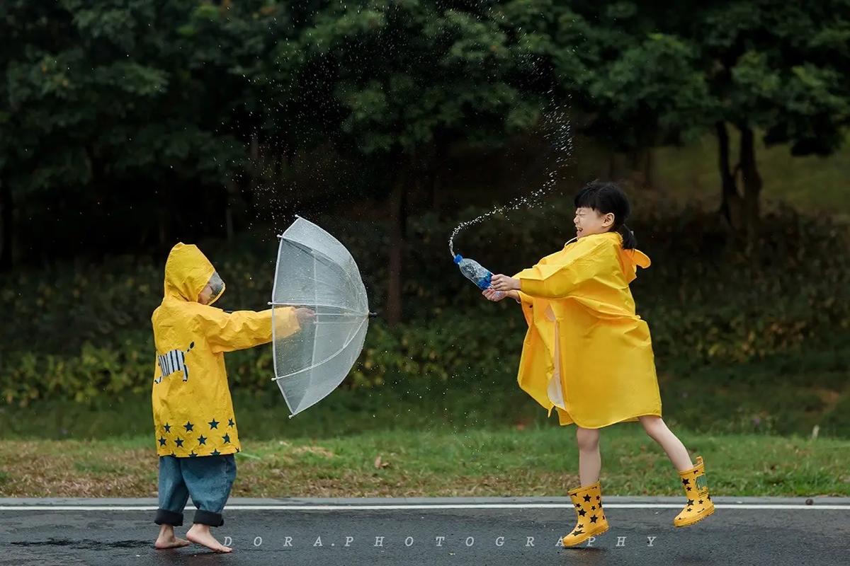 小孩在雨后泥地里快乐玩耍的特写