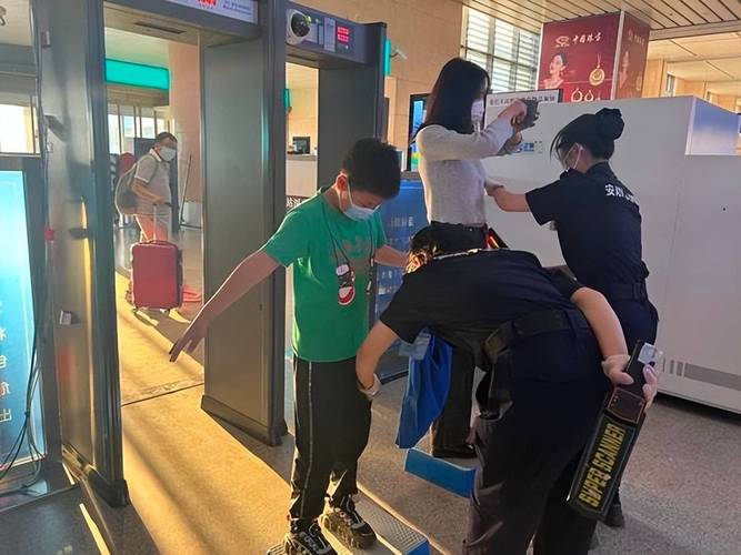工厂员工下班过安检门检查实拍图