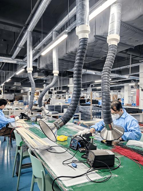 油烟净化器生产车间工人组装电场
