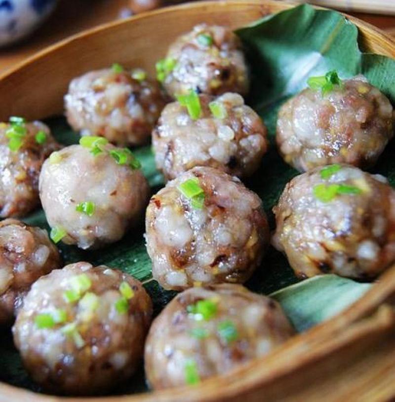 石台蓬莱仙洞山脚农户摊点现蒸的葛粉圆子
