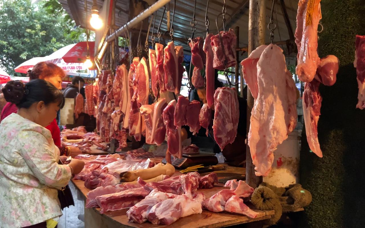生鲜市场新鲜猪肉摊位挑选实拍