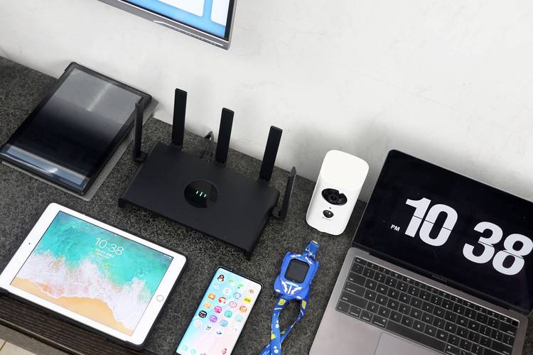 家用桌面5G CPE路由器连接笔记本场景