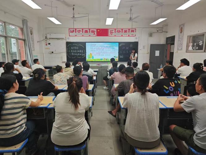 小学教室家长会家长座位场景