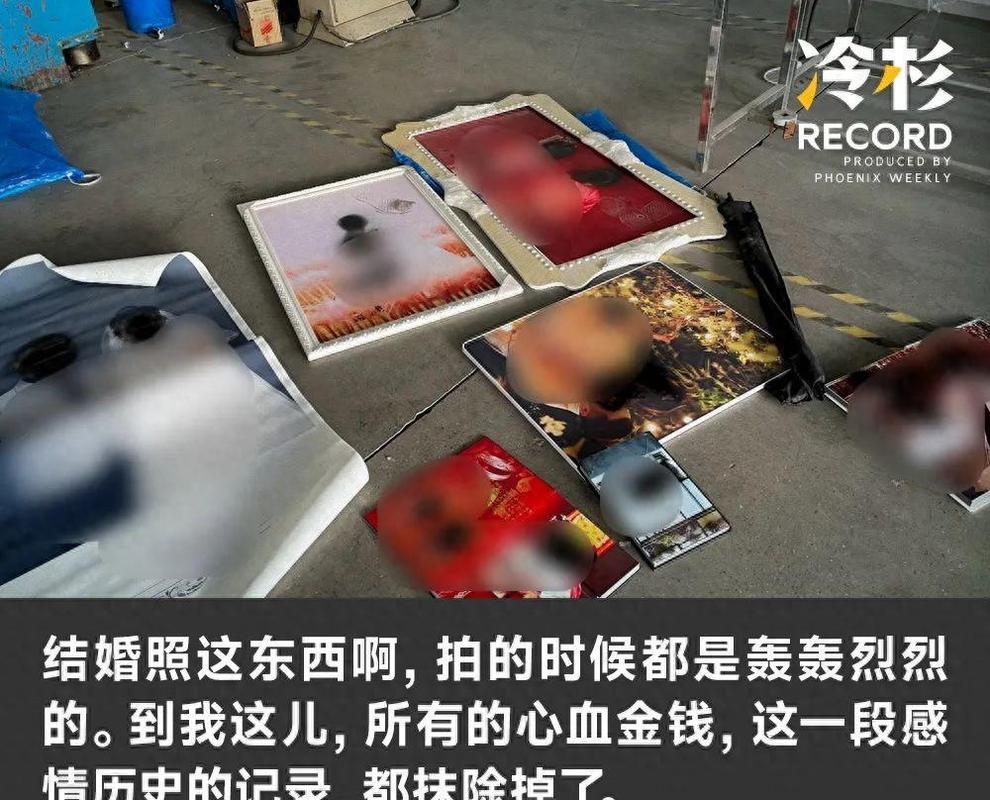 新人正在电脑前艰难地删除婚纱照底片