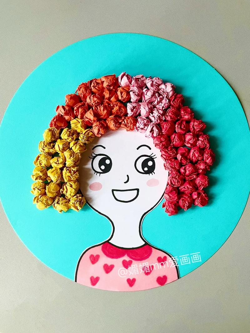 幼儿园孩子用纸巾团和彩纸独立制作的家庭人物手工作品,充满童趣