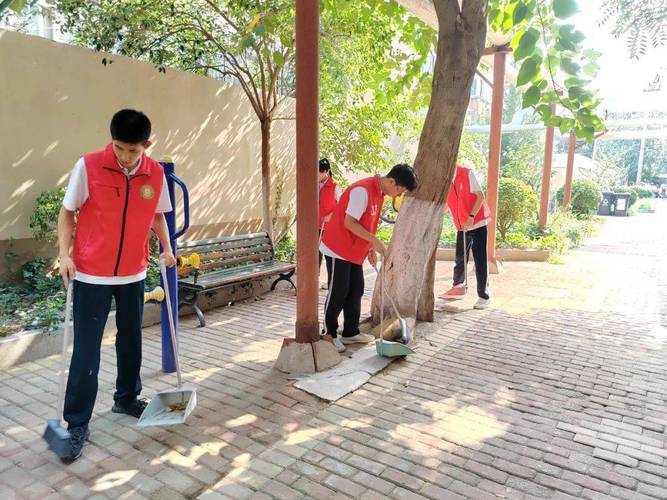 学生参加社区服务劳动场景