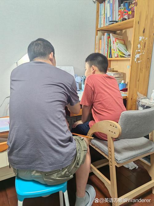 父子在旧式车床前观察学习
