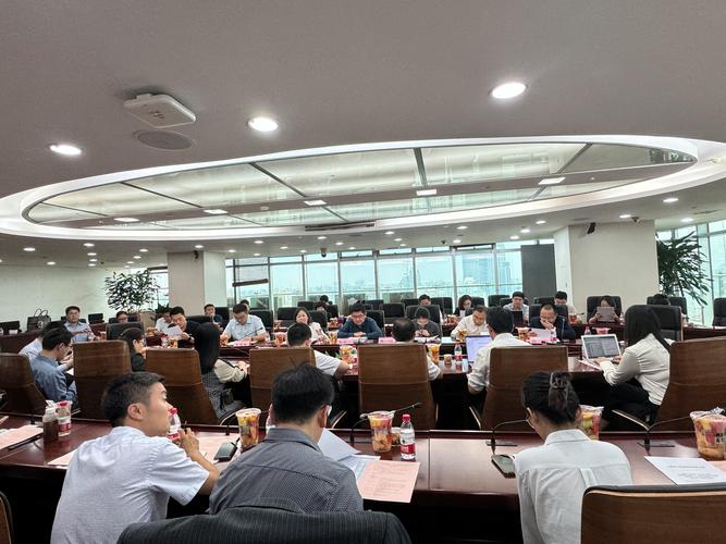 公司法律顾问团队开会讨论企业风险