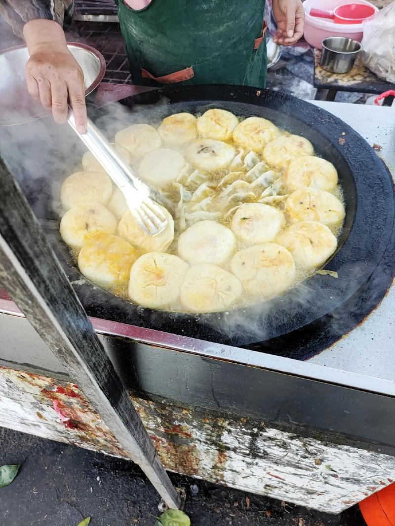平天湖湿地旁摆着的池州萝卜丝小粑煎锅