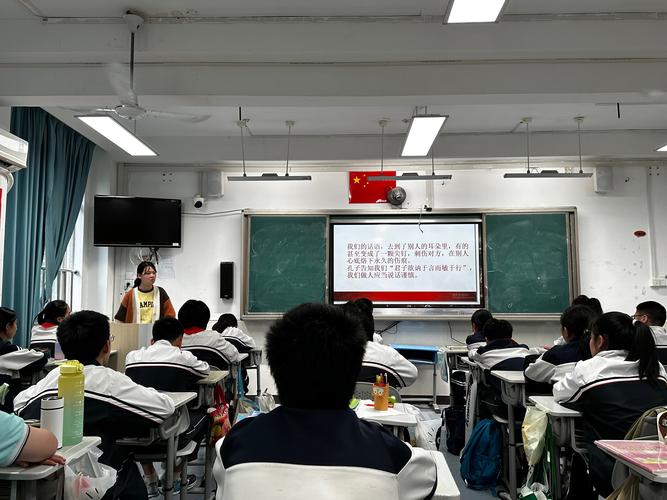 学生参与式主题班会热烈讨论现场