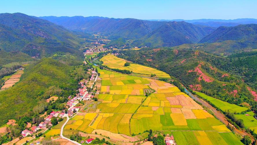 南漳祝家湾村荆山稻田村落景观