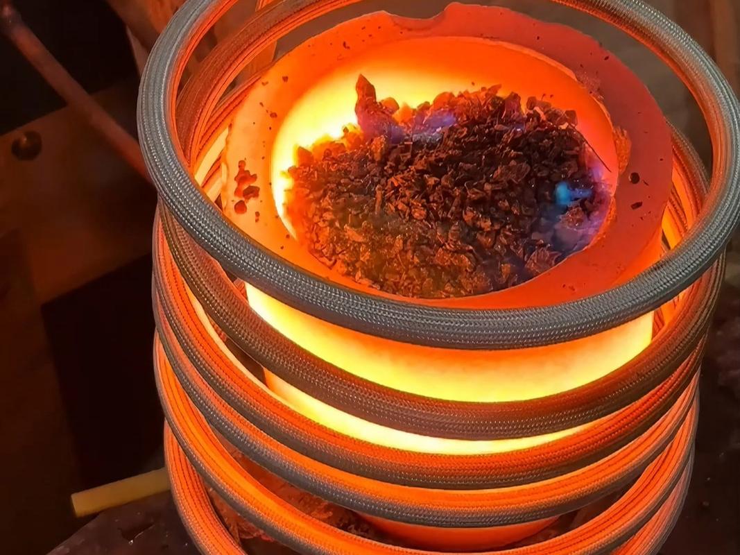 小型贵金属中频熔炼炉出料现场