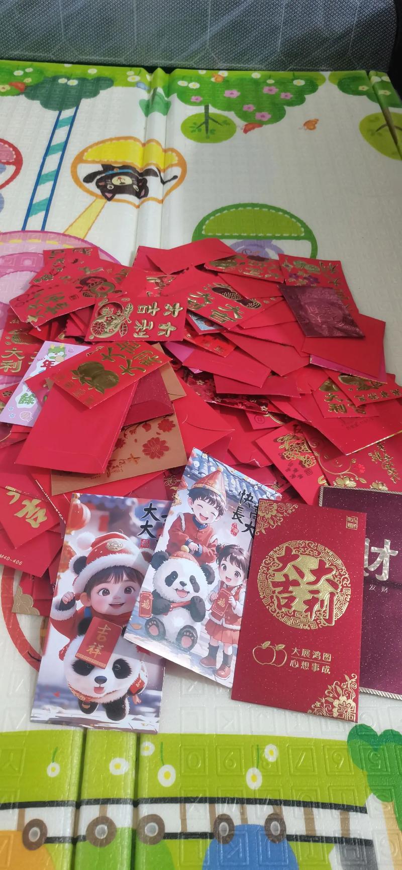 春节孩子收压岁钱拆红包场景