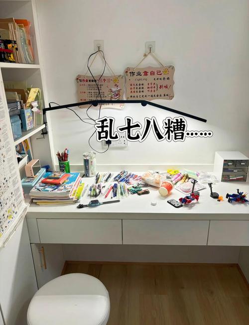 学生书桌手机与学习资料摆放对比图