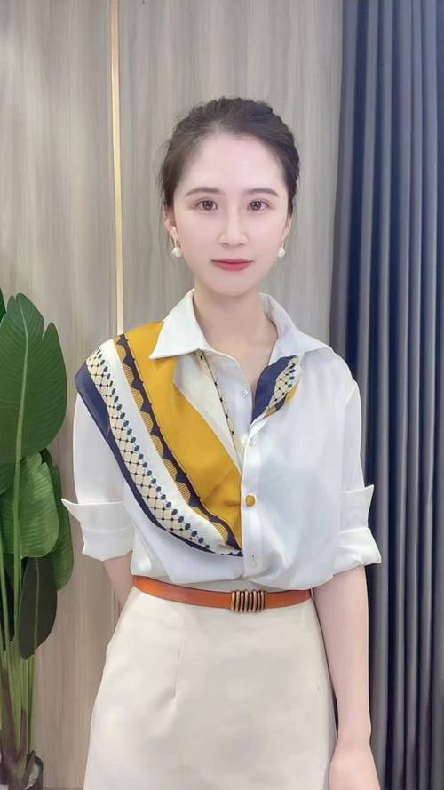 70年代几何印花真丝方巾搭配白衬衫
