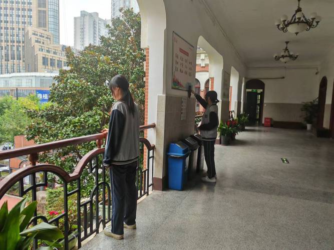高中走廊值周生抱着登记本拦学生