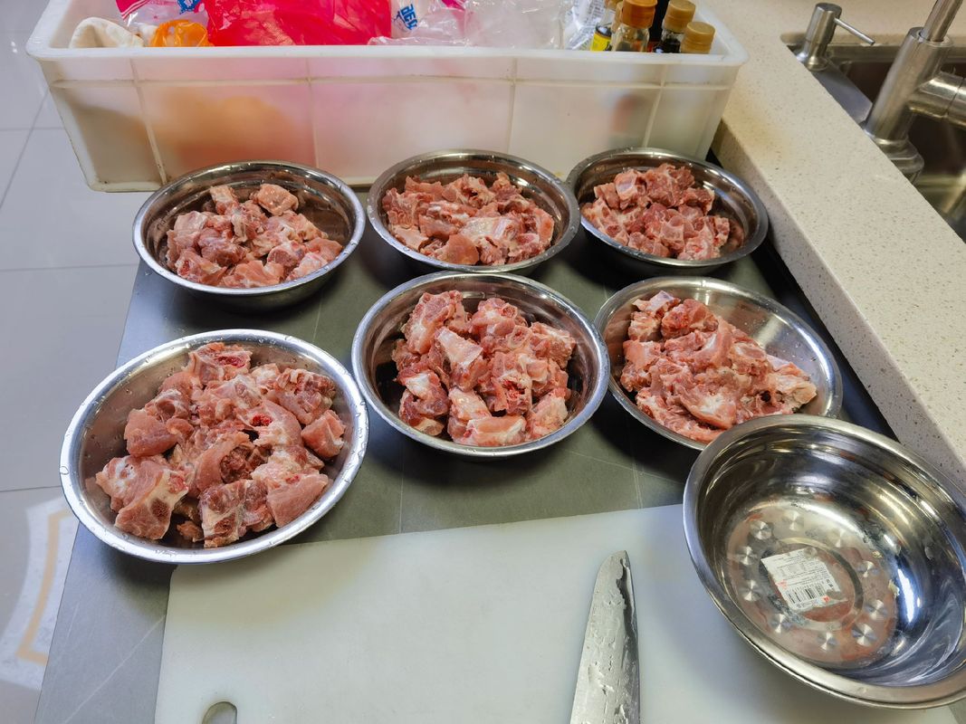 厨房台面上分装的按周配好生骨肉块