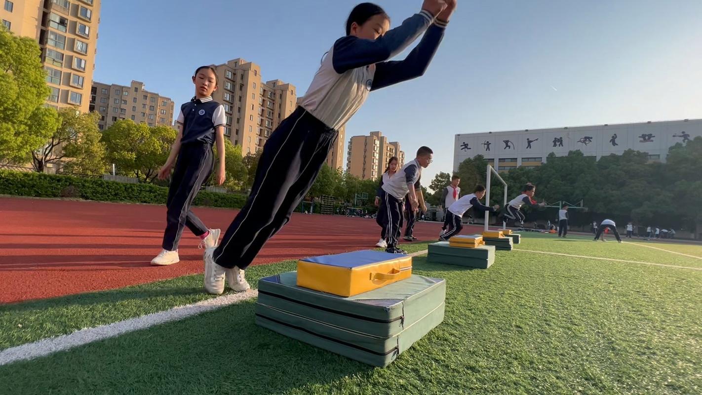 小学操场立定跳远起跳线实拍