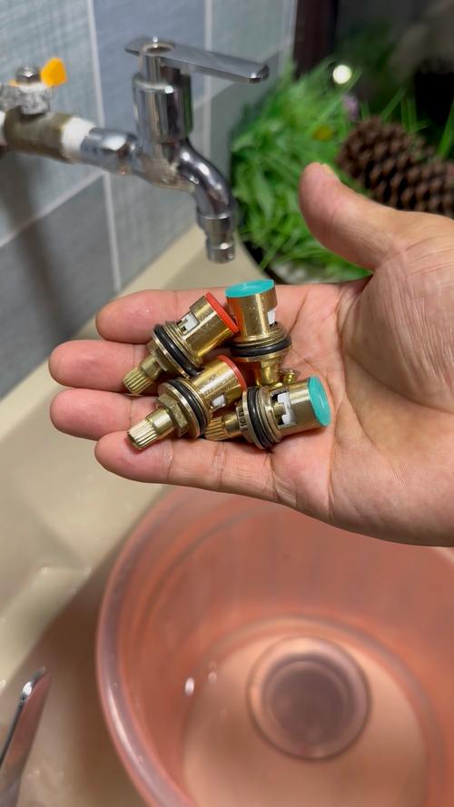 老工匠在陶瓷阀芯车间教孙子认识零件