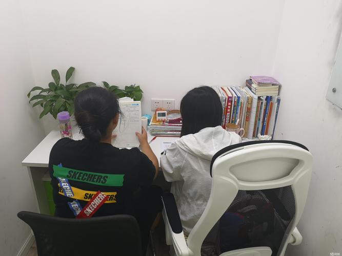 家长在客厅私下辅导孩子功课