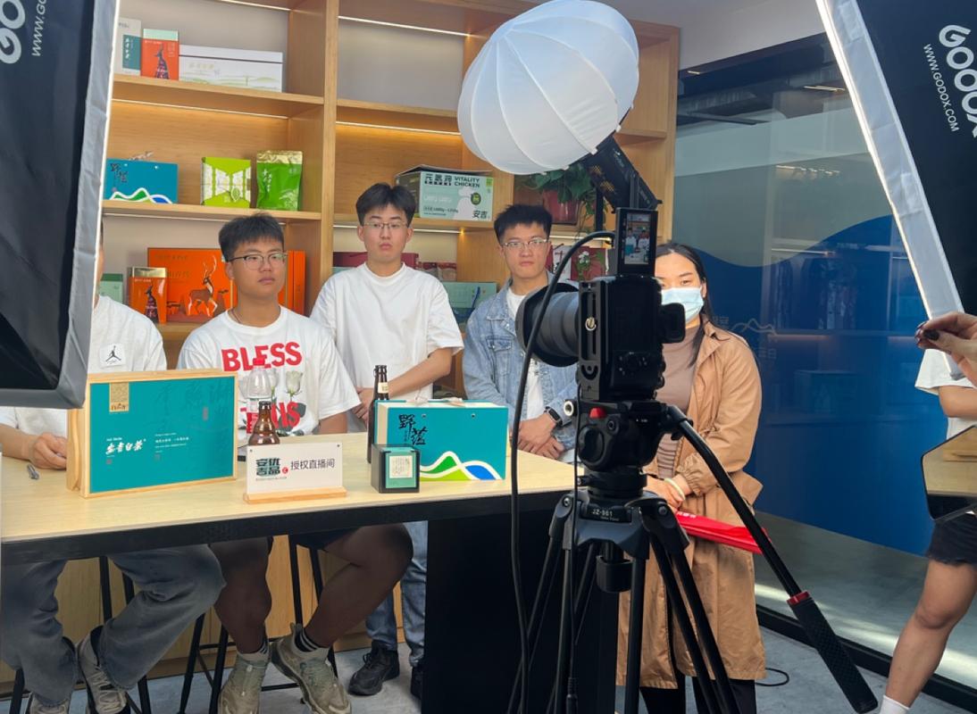 学生团队在教室里进行直播带货模拟实训