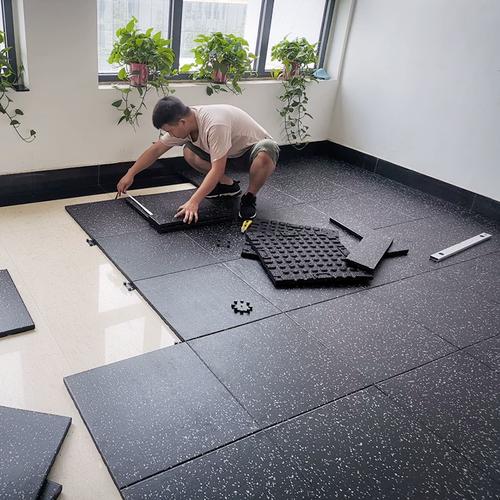 家用健身区减震地垫铺装施工现场