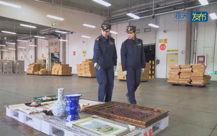 海关申报通道查获禁止出境文物现场