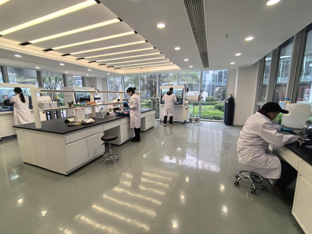 高校实验室研发储能材料实景