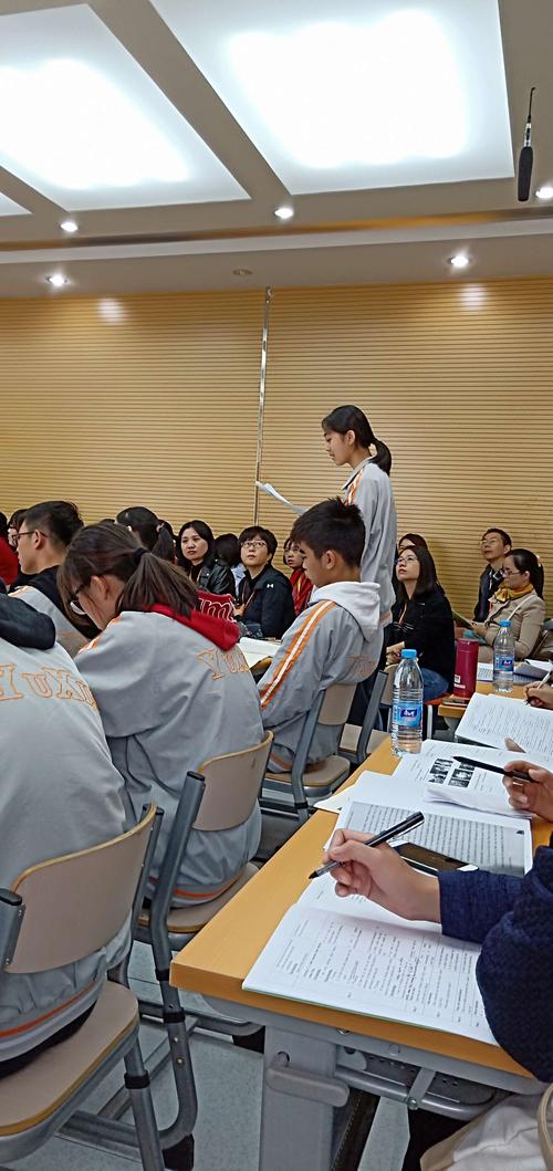 初中语文课堂学生突然当众提问的真实现场