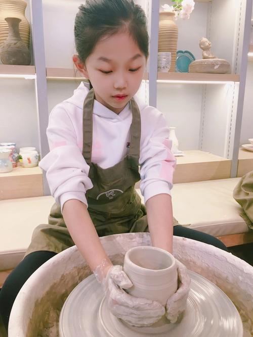 超级宝贝工业体验营小朋友跟着工匠学手工拉坯